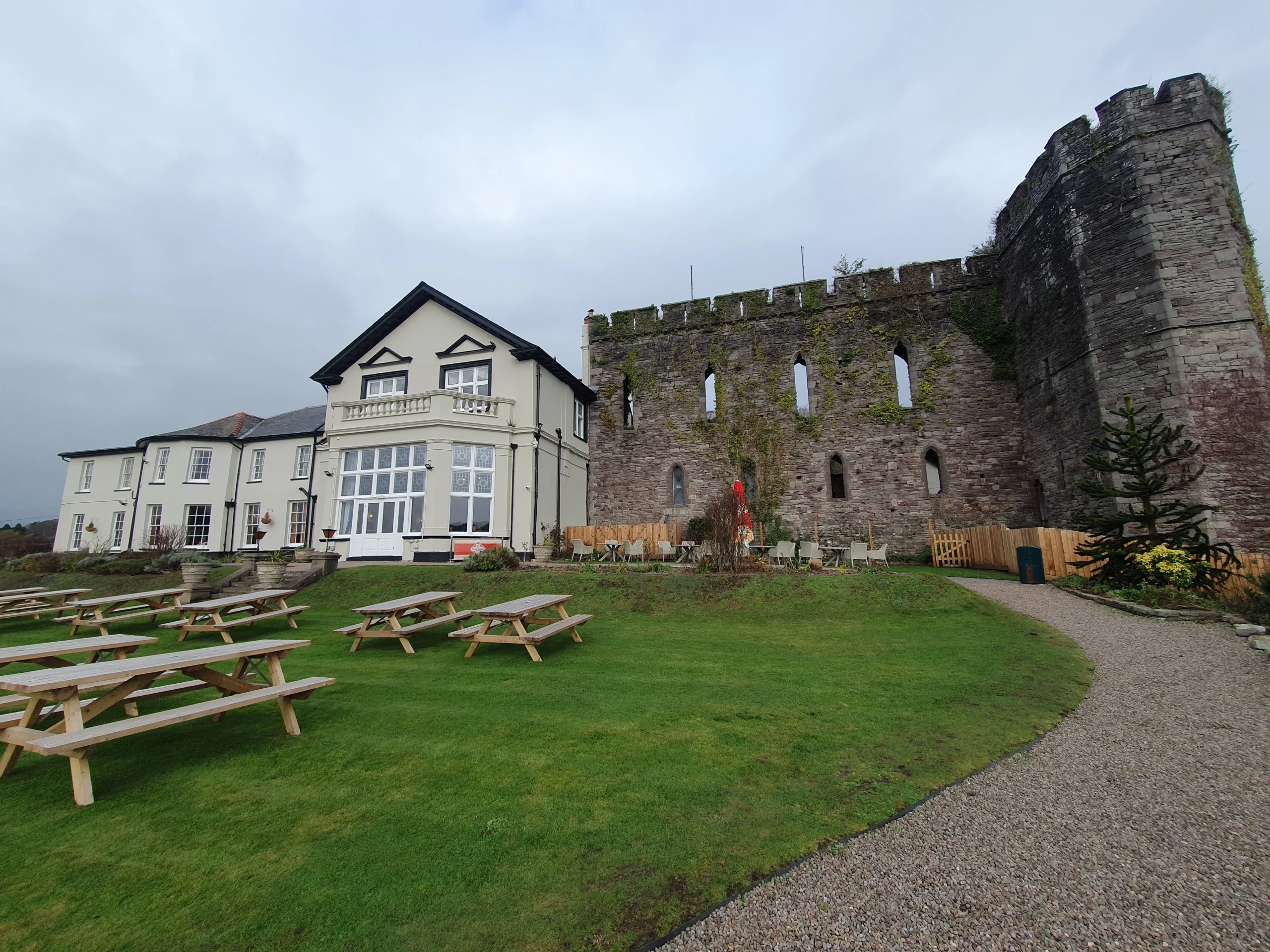 Brecon Market Town, The Edge Of Brecon Beacons 3 Brecon Castle Hotel